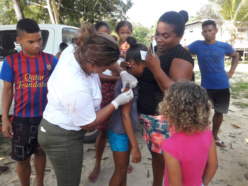 Campanha de vacinação contra sarampo e poliomielite na zona rural.